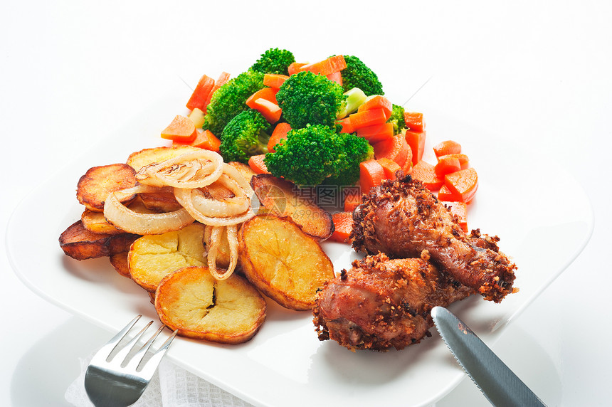 炒土豆花椰菜胡萝卜和烤鸡烹饪美食家禽橙子桌子油炸食物饮食菜单餐厅图片