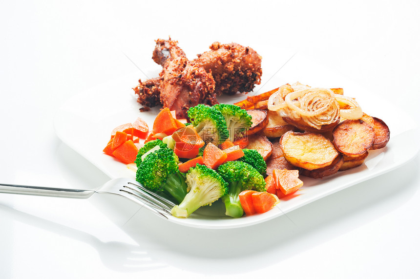 炒土豆花椰菜胡萝卜和烤鸡家禽橙子午餐餐厅桌子厨房菜单课程蔬菜烹饪图片