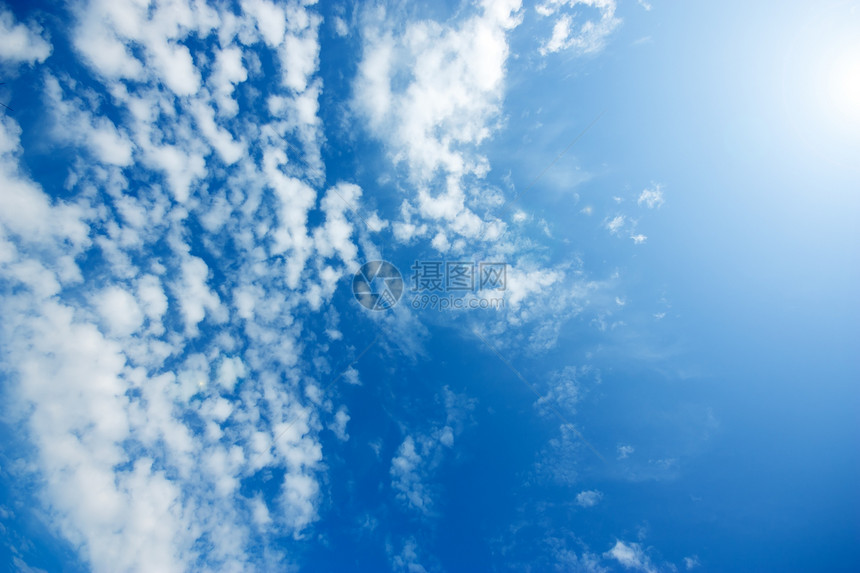 云在天空中飞行柔软度场景空气框架阳光蓝色耀斑气象全景图片