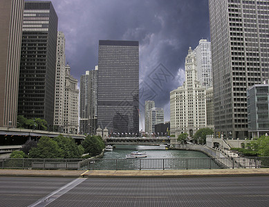 风暴接近伊利诺斯州芝加哥树木高清图片素材