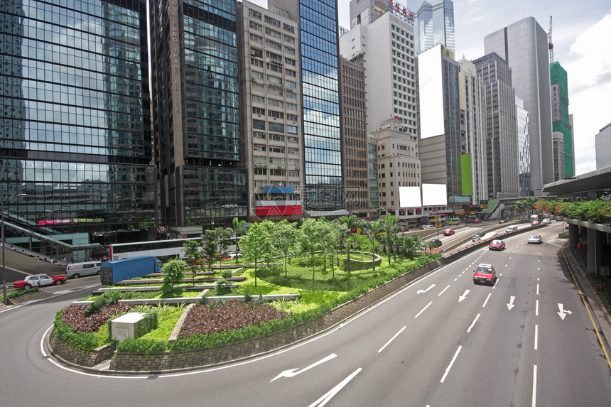 穿越现代城市的重型交通繁荣旅游街道商业水平地标蓝色天空汽车金融图片