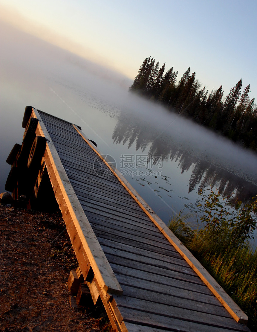 上午在萨斯喀彻温北部林克斯湖上空喷雾场景风景荒野反射水平码头旅行睡莲图片