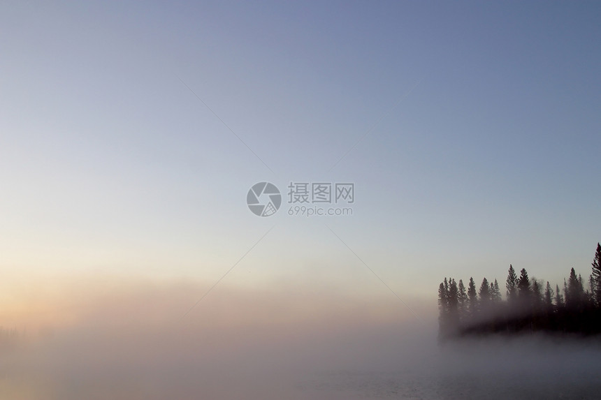 Lynx湖萨斯喀彻温晨雾码头薄雾松树风景反射旅行睡莲荒野树木场景图片