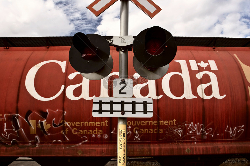 加拿大谷物车通过公路过境加拿大图片