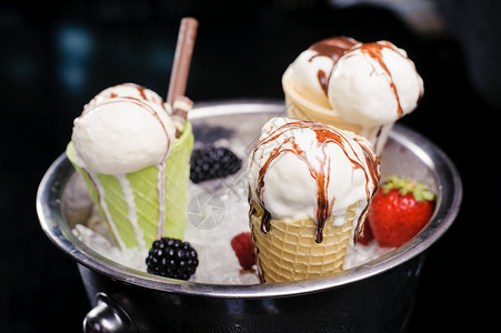 冰霜水果漩涡奶油状浆果圣代食物奶油甜点高清图片