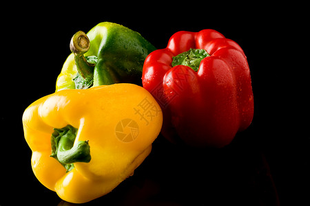 黑背上胡椒黑色红色有机食品辣椒绿色美食蔬菜黄色食物青椒背景图片