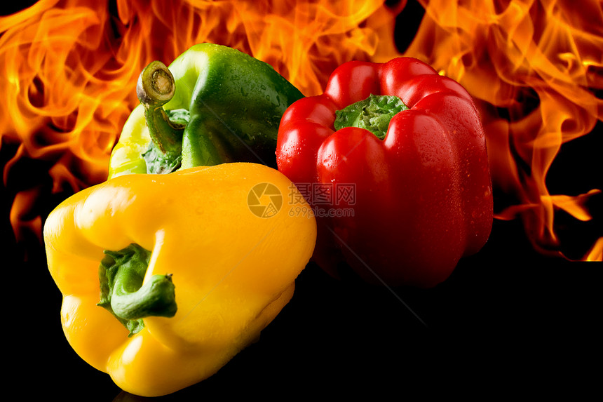 带火背景的胡椒辣椒反射黑色绿色美食蔬菜红色食物有机食品黄色图片