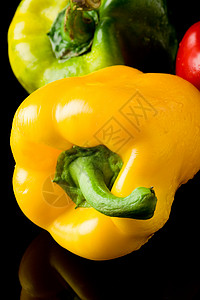黑背上胡椒绿色青椒食物有机食品辣椒黄色反射黑色蔬菜美食背景图片