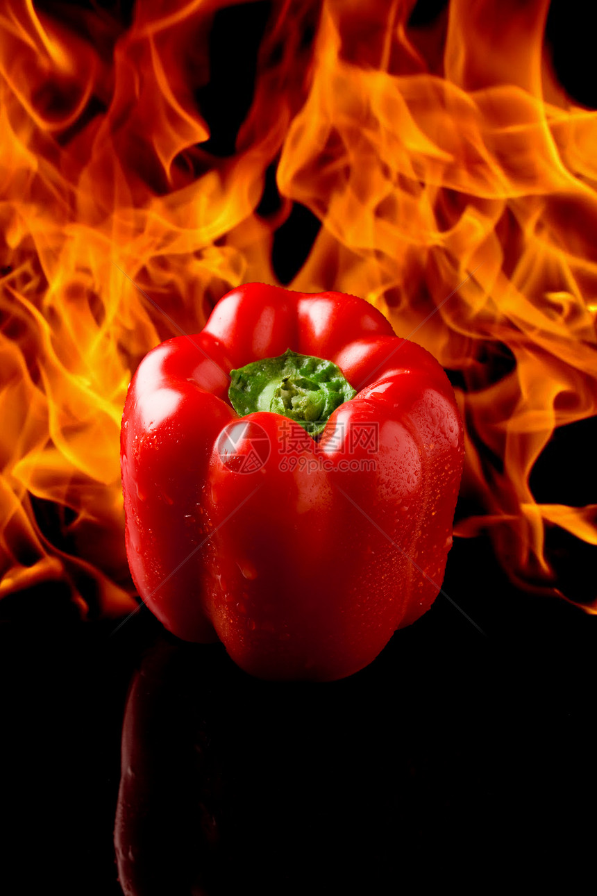 带火背景的胡椒辣椒蔬菜绿色黄色有机食品美食反射食物红色黑色图片