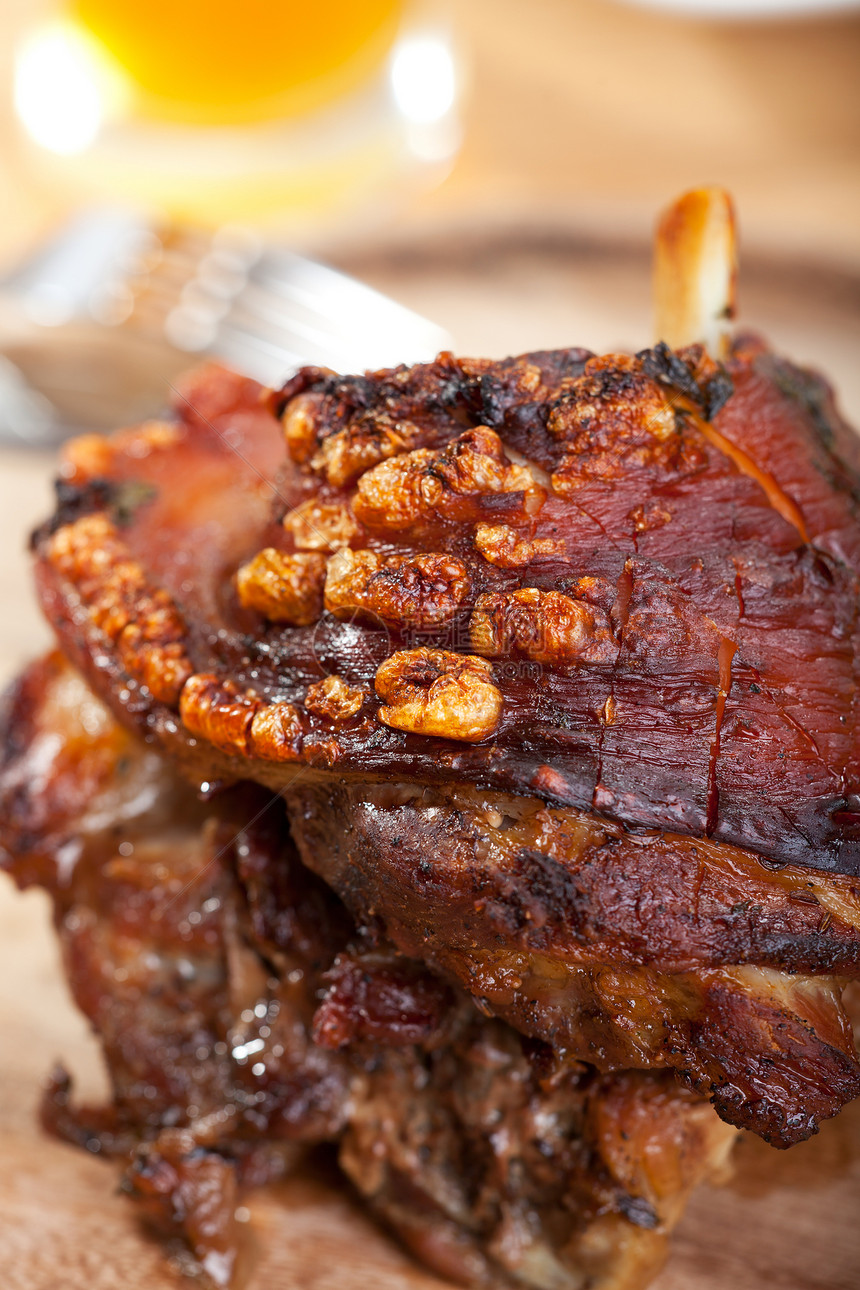 巴伐利亚烤猪肉盘的细细细节美味褐色关节猪肉木板啤酒饺子小麦棕色胡椒图片