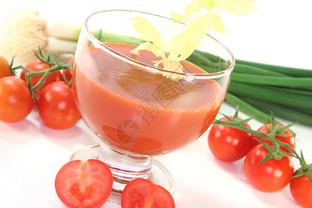 西红柿蔬菜果汁番茄汁绿色蔬菜玻璃西红柿芹菜蔬菜汁果汁白色胡椒饮料背景