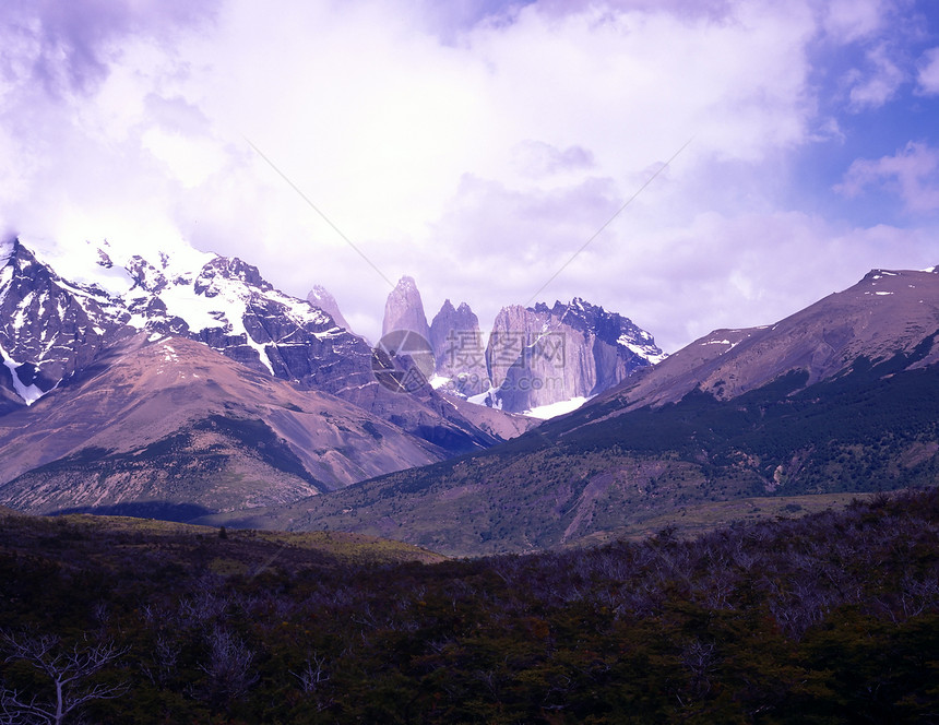 阿根廷巴塔哥尼亚的旅游石峰云盖荒野崎岖风景寂寞火山山脉戏剧性图片