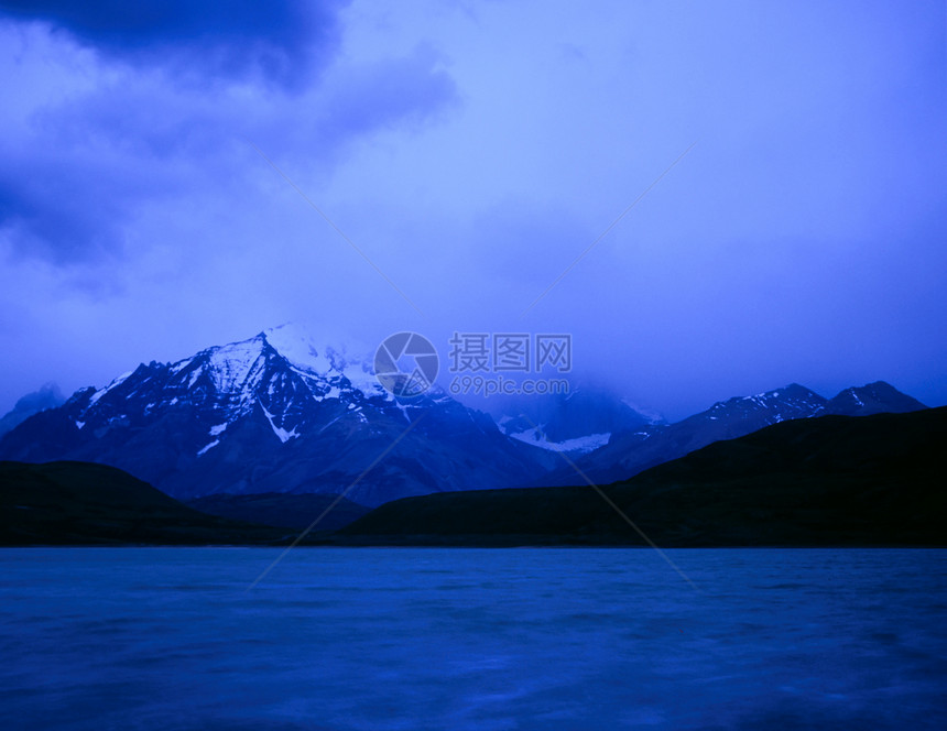 阿根廷巴塔哥尼亚的顶峰地质学石峰云盖旅游风景火山山脉崎岖孤独图片