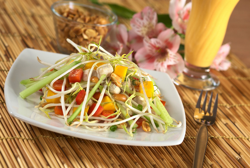 新鲜的亚洲沙律和鸡肉黄瓜照片异国水平花生饮食营养情调食物午餐图片