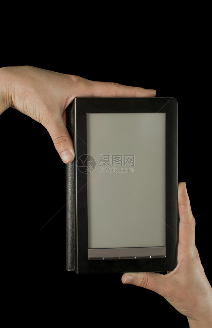 手握黑背景电子书阅读器的纸手图片