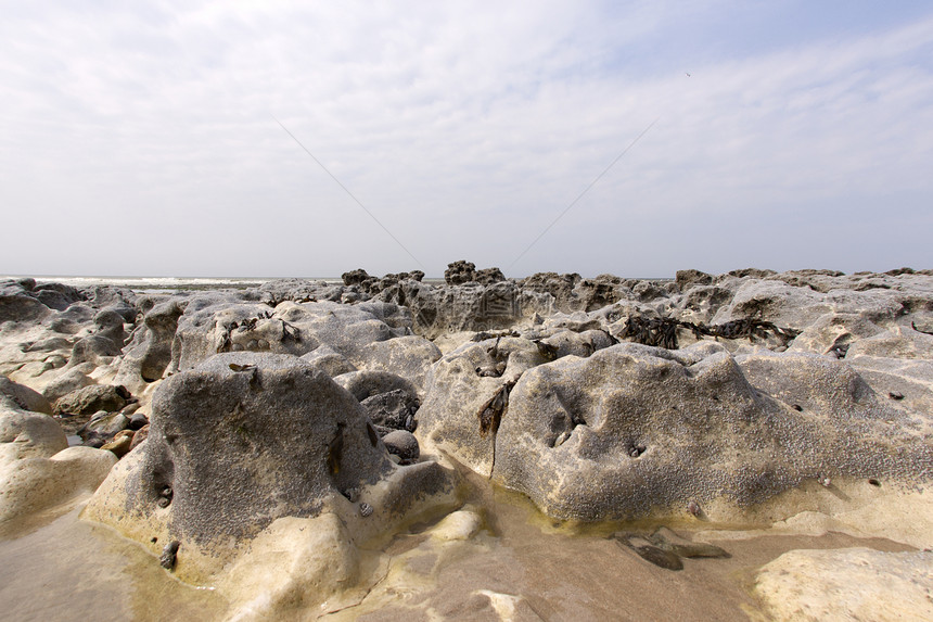 沿着海滩的粉笔悬崖波浪渠道硅胶砾石石头地面海岸线海岸地标格式图片