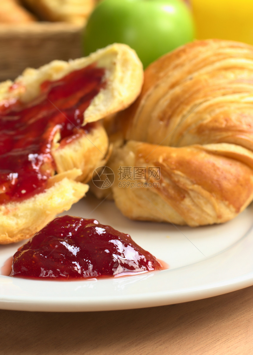 草莓酱水果红色羊角面包糕点包子小吃早餐照片图片