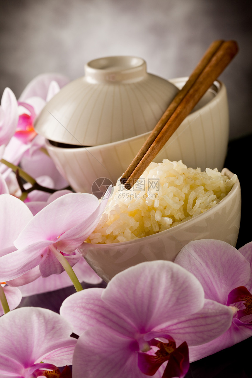 配有兰花花的亚洲大米饭小菜树叶反射美食筷子陶器香米花朵兰花聚光灯图片