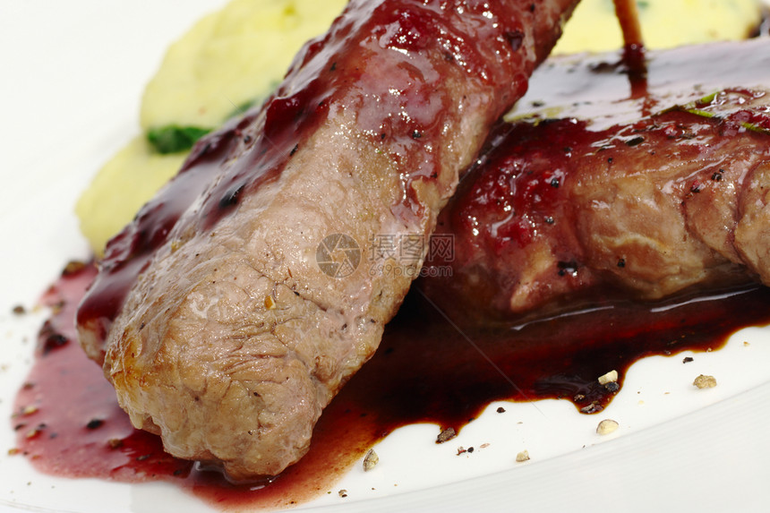 红酱和土豆泥肉水平盘子土豆午餐课程食物用餐照片美食肉汁图片