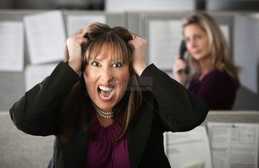 办公室工作人头发女士隔间管理人员人士女性公司工作中年员工图片