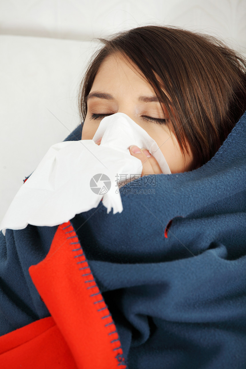 家里有流感的年轻女人鼻子治疗疼痛喷嚏过敏卫生女士黑发毯子症状图片