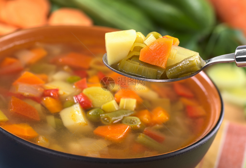 新鲜蔬菜汤绿色营养课程照片盘子豆类韭葱红色水平午餐图片