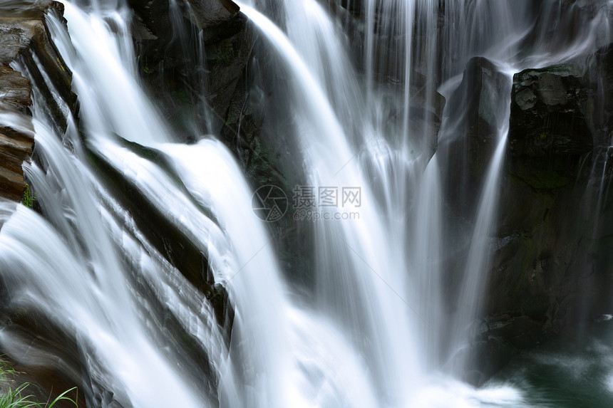 水瀑美丽运动瀑布荒野岩石旅行溪流流动速度天堂图片