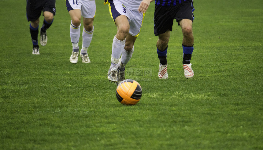 在足球比赛中寻找球赛的球蓝色男人守门员世界游戏孩子们体育场绘画竞赛直流电图片