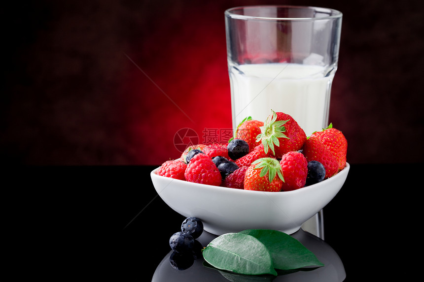 牛奶和浆果森林液体乳糖覆盆子奶油柜台反射乳制品美食奶油状图片