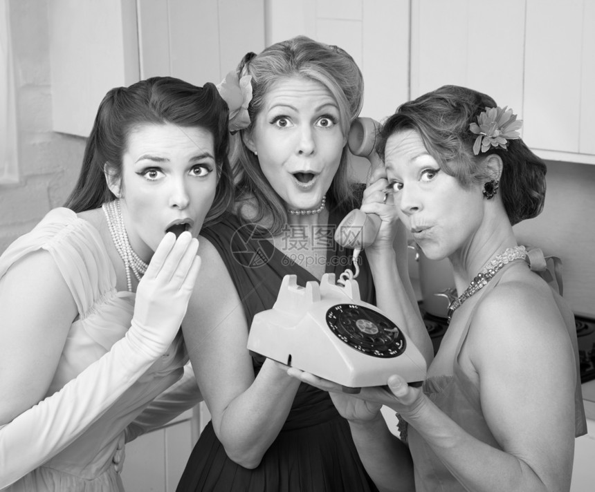 3名女复进妇女姿势电话惊喜中年女性金发女郎家庭女士厨房手套图片