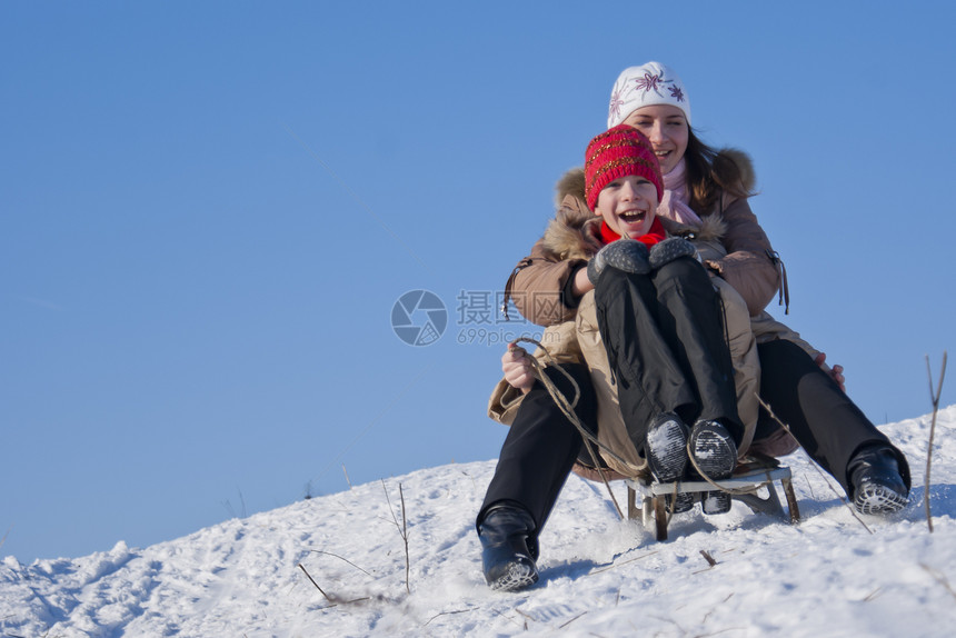 两个快乐的姐妹在冬天滑雪衣服童年游戏幸福孩子女孩们手套速度下雪活动图片