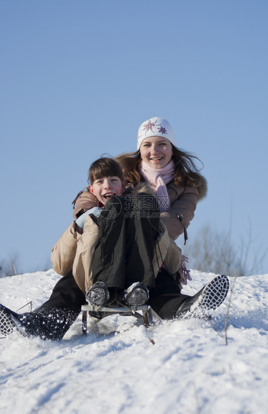 两个快乐的姐妹在冬天滑雪享受青春期孩子天气平底女性女孩们衣服行动青少年图片