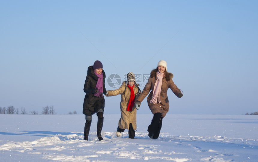 三个女孩在雪地上奔跑图片