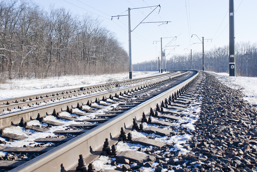 冬季的铁路通道水平火车灰色运输黑色车道旅行森林轨道图片