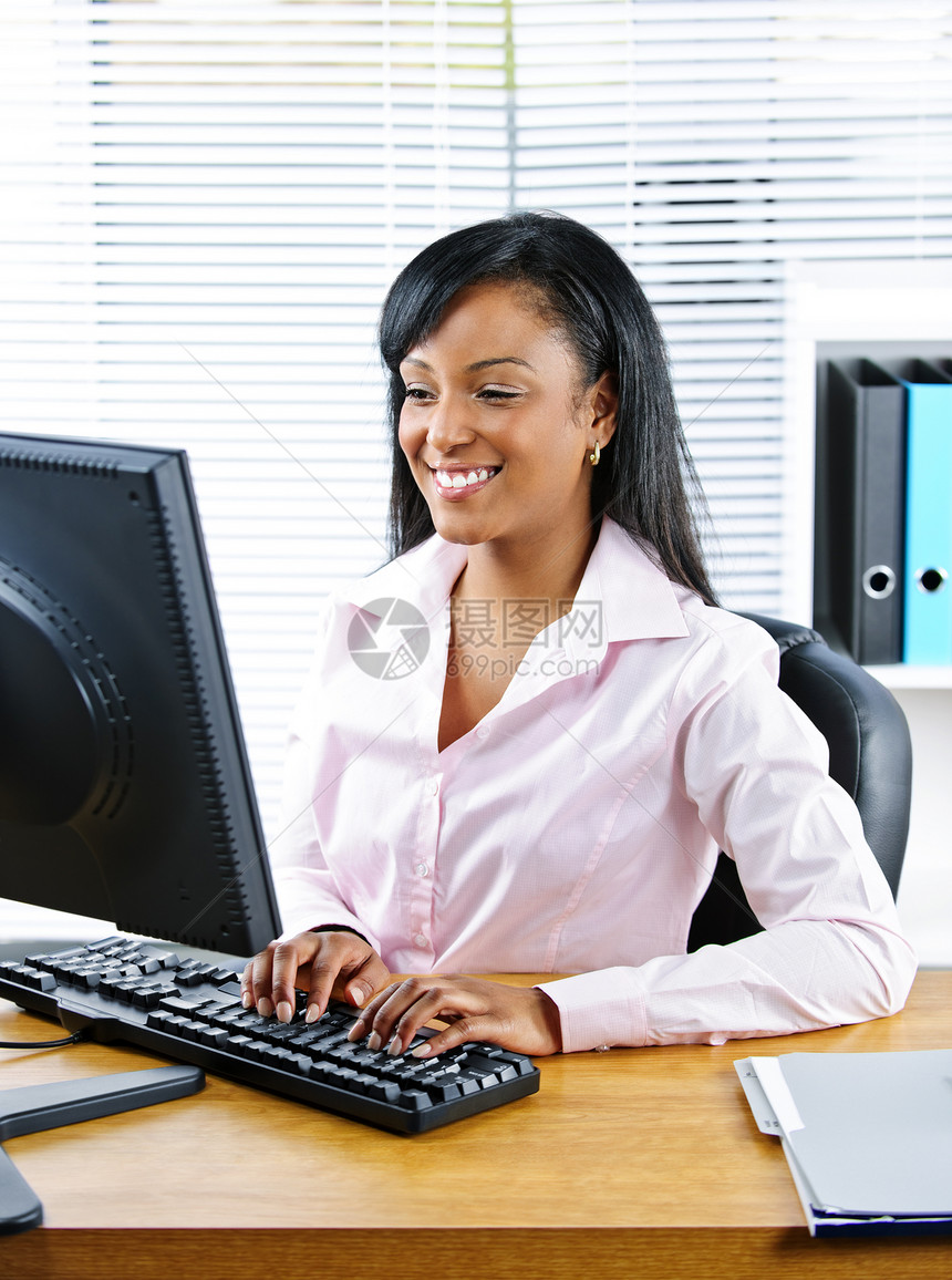 黑人女商务人士在办公桌上快乐女性秘书女孩职业微笑工作工人人士职场屏幕图片