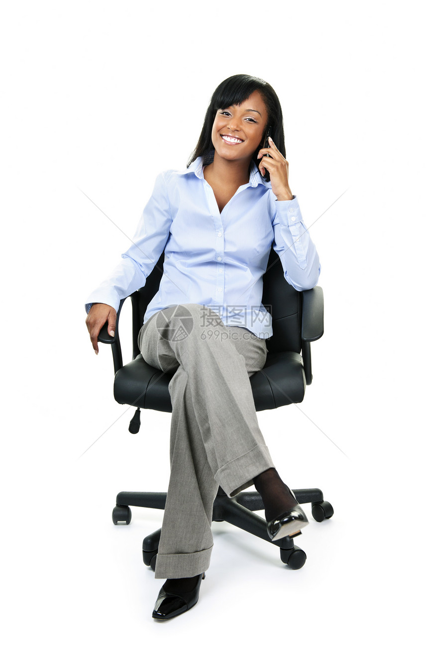 使用电话的女商务人士坐在办公桌椅上椅子商务手机微笑家具经理商业旋转细胞办公室图片