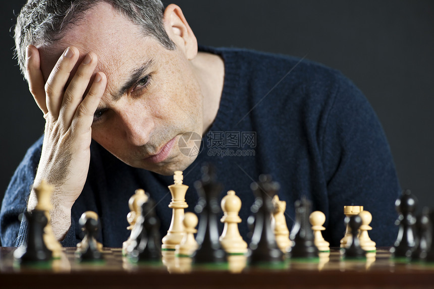 象棋板上的人对手挑战性国王沉思思维思想家挑战者木板专注木头图片