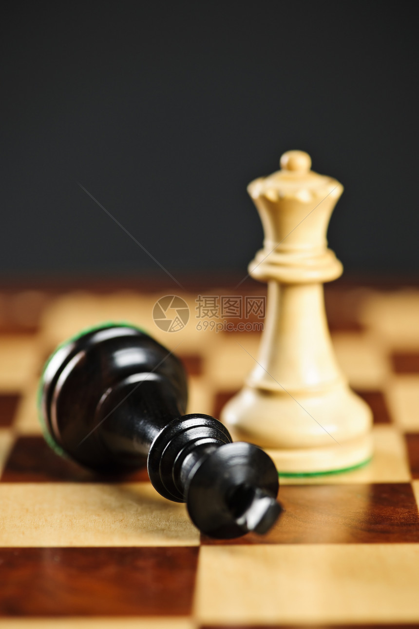 在象棋中将将军胜利失败者棋盘女王游戏竞赛白色竞争者国王图片