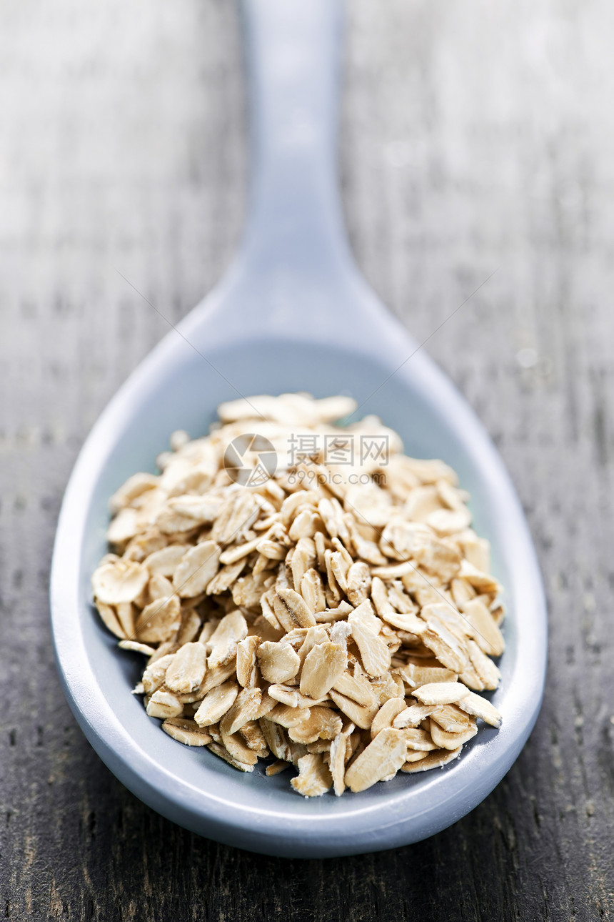 未经煮熟的滚盘燕麦汤棕色碎粒谷物食品薄片纤维粮食农业食物营养图片