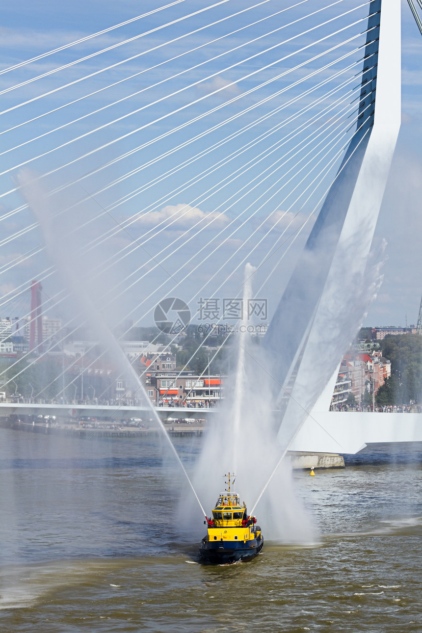 消防艇示范喷水图片