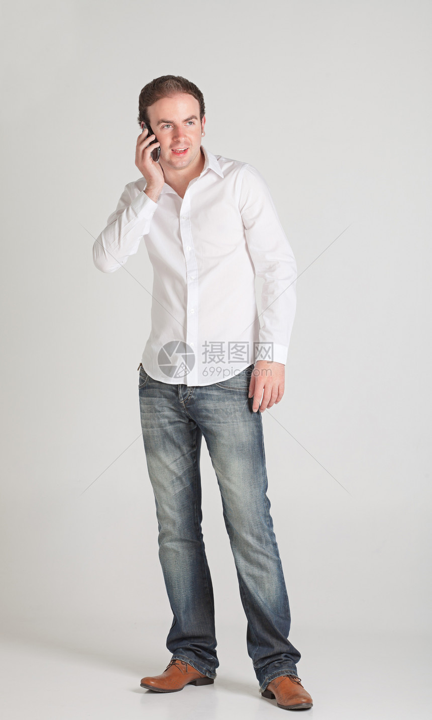 带移动电话的青年男子电话男性手机牛仔裤图片