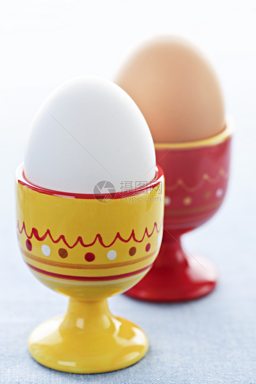 在杯中煮鸡蛋持有者食物早餐免费白色范围红色蛋壳黄色营养图片