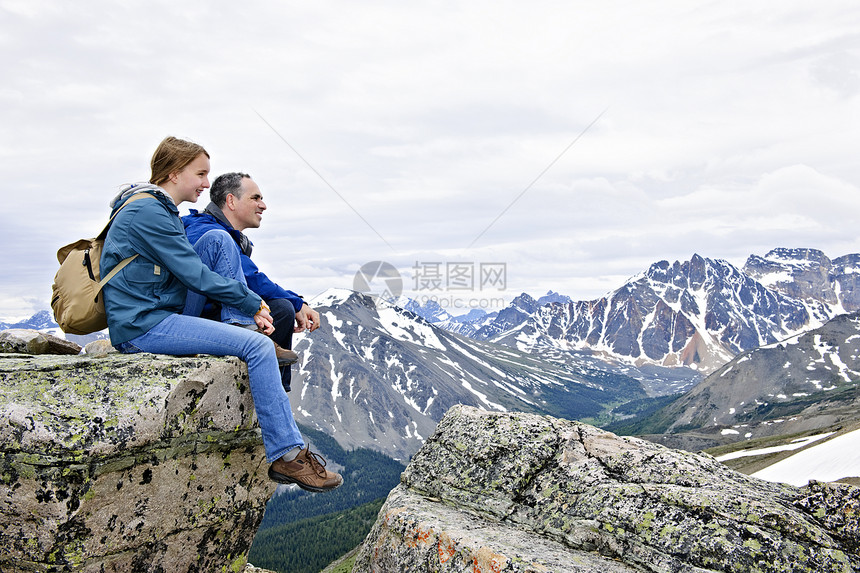 父亲和女儿在山中爬坡休息女孩们公园远景旅行成人女孩女性家庭图片