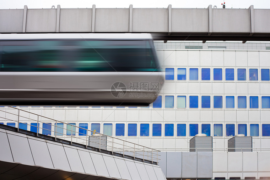 空中火车在办公大楼前快速通过运动天空导轨车辆办公室交通运输速度光束高架图片