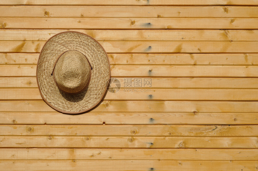 挂在墙上的草帽木板村庄乡村控制板硬木服装木头建造建筑学戏服图片