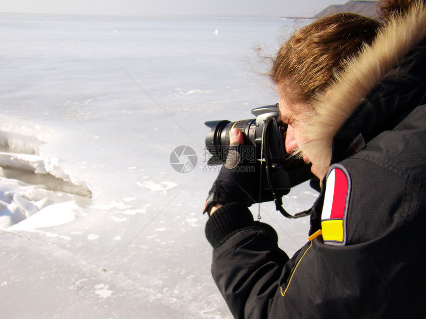 人类在冬天拍摄冰冻的海水地平线季节天空蓝色男人摄影相机裂缝气候冒险图片