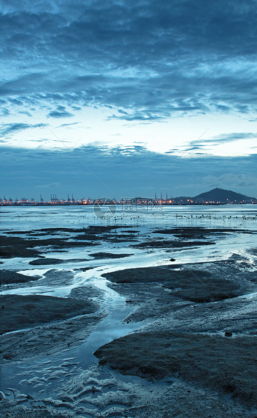 黄昏时沿海岸的香港日落美化海岸线泥沼河口反射土地美丽天空太阳积雨图片