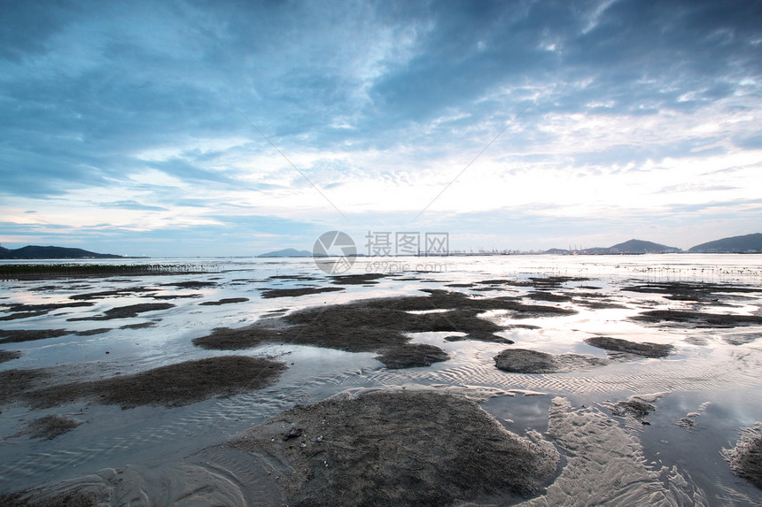 黄昏时沿海岸的香港日落天堂美丽风景河口紫色蓝色海岸线太阳土地天空图片