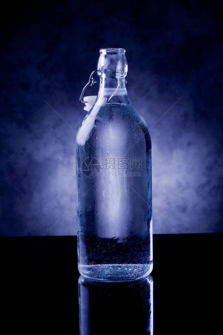 水瓶玻璃酒吧生活气泡水晶反射口渴杯子柜台力气图片