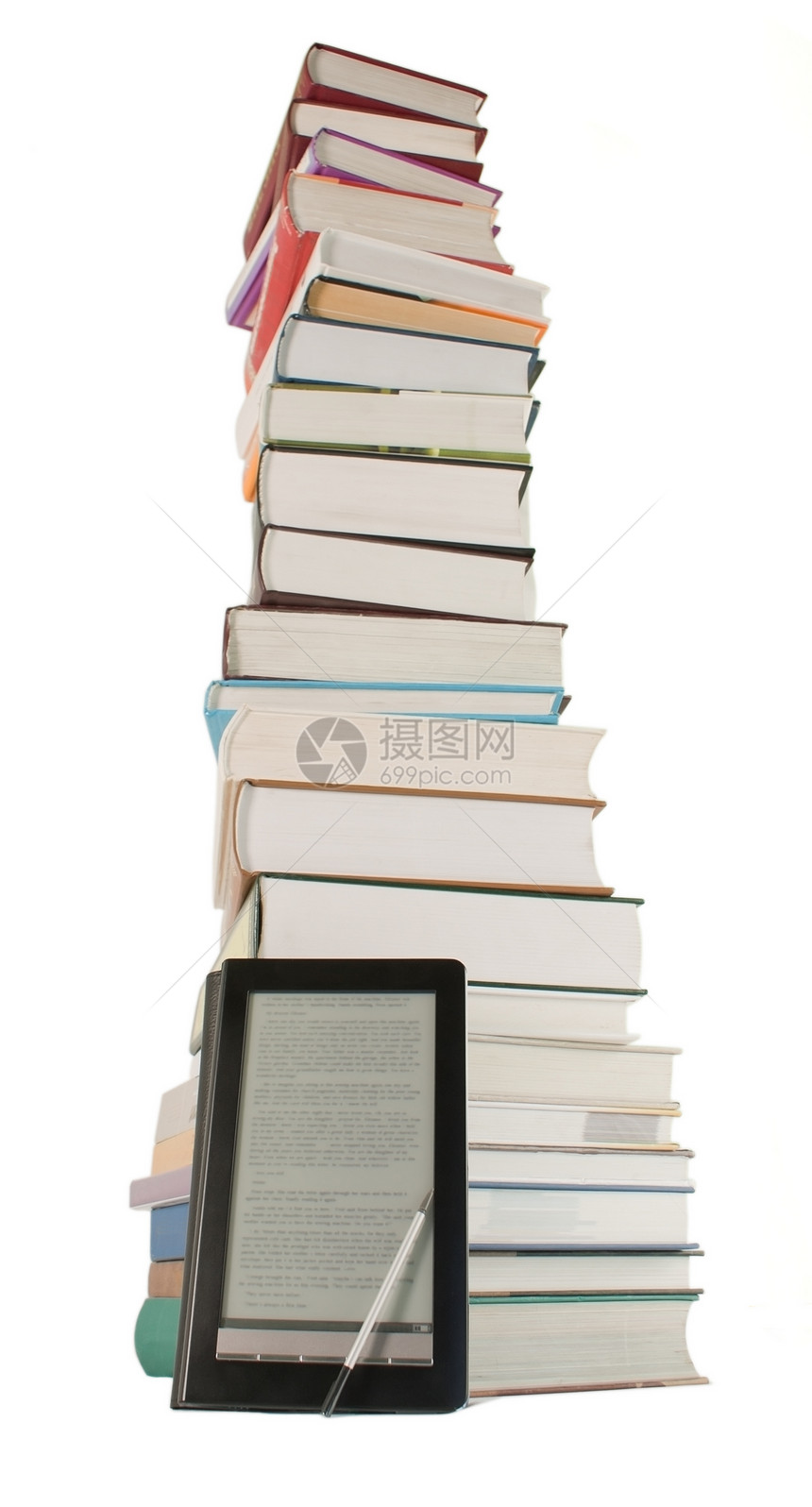 白色背景的高堆书本和电子书籍阅读器白人背景教育文学电子书技术小说笔尖读者教科书数字化展示图片